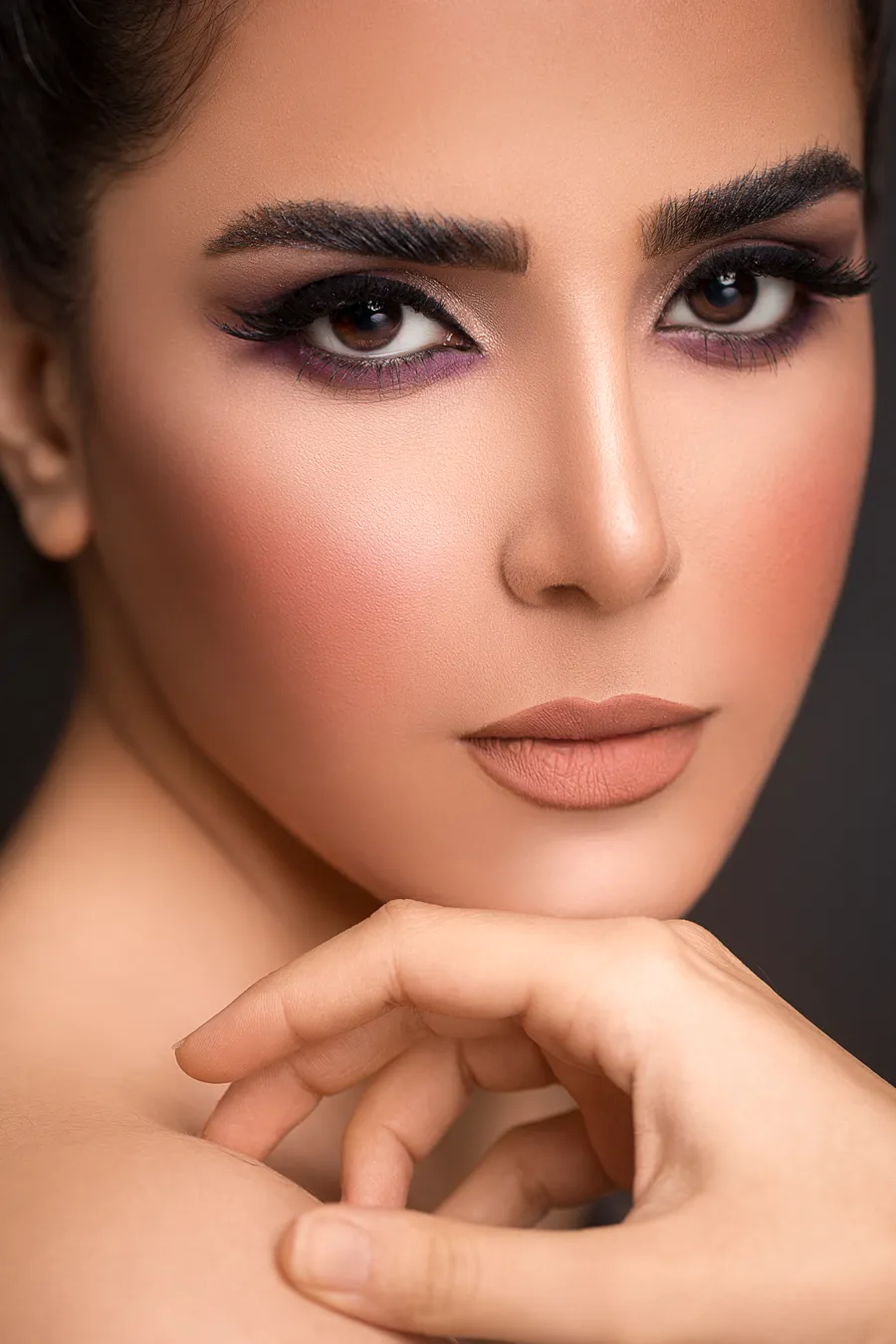 Machiaj smokey eyes în nuanțe calde, pe ochi căprui